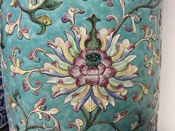 Un grand vase de forme cylindrique en porcelaine de Chine famille rose &agrave; d&eacute;cor de rinceaux de lotus en relief, Jiaqing/Daoguang